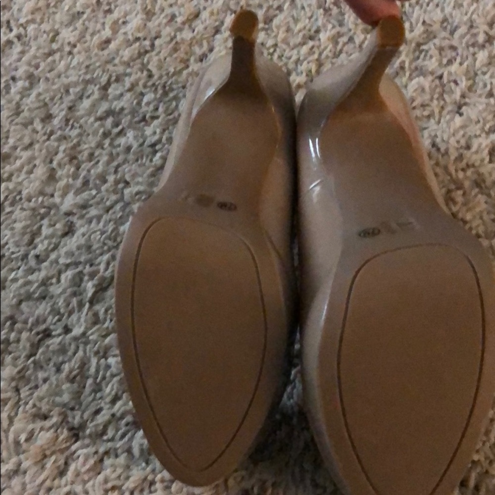 Neutral heels. - Picture 3 of 3